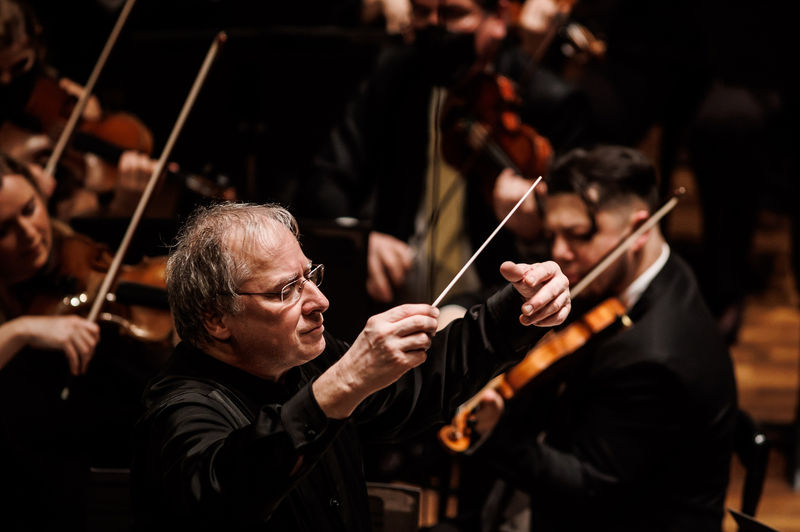András Keller conducting the orchestra